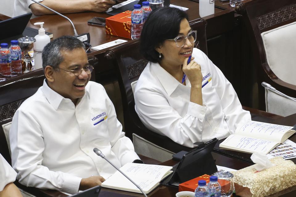 Menteri Keuangan Sri Mulyani Indrawati (kanan) bersama Wakil Menmteri Keuangan Suahasil Nazara (kiri) mengikuti rapat kerja bersama Komisi XI DPR di Kompleks Parlemen, Senayan, Jakarta, Senin (12/6/2023). 