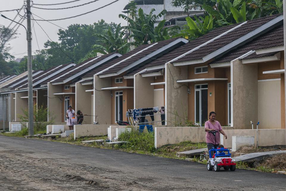 Warga berjalan di kawasan perumahan subsidi Rangkasbitung, Lebak, Banten, Senin (12/6/2023). 