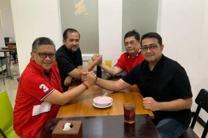 Sekjen PDIP Hasto Kristiyanto dan Sekjen Demokrat Teuku Riefky Harsya bertemu di Jakarta, Minggu (11/6). Foto: Antara.