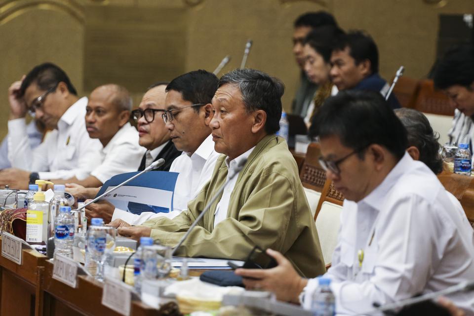 Menteri ESDM Arifin Tasrif (kedua kanan) mengikuti rapat kerja bersama Komisi VII DPR di Kompleks Parlemen, Senayan, Jakarta, Selasa (13/6/2023). Dalam rapat tersebut Komisi VII DPR menyetujui penambahan pagu indikatif tahun 2024 Kementerian ESDM sebesar 