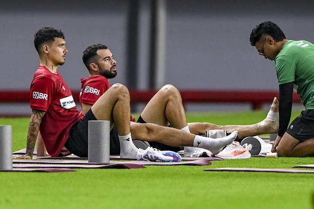 Pemain Timnas sepak bola Indonesia Shayne Pattynama (kiri) bersama Jordi Amat (kedua kiri) meregangkan otot saat sesi latihan jelang pertandingan sepak bola persahabatan (FIFA Matchday) antara Timnas Indonesia melawan tim sepak bola Palestina di Stadion G