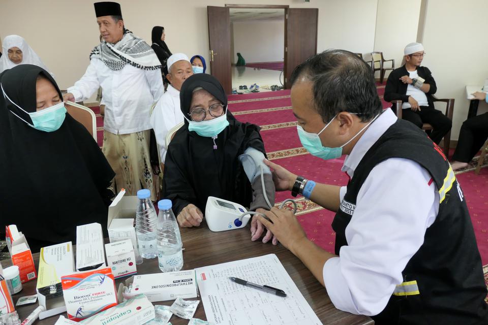 Dokter memeriksa kesehatan calon haji di Klinik Kesehatan Satelit, kawasan Hotel Arkan Bakkah, Mahbas Jin, Mekah, Arab Saudi, Selasa (13/6/2023). Kemenag menyiapkan layanan pos kesehatan satelit di seluruh hotel yang ada di semua sektor kawasan Mekah untu