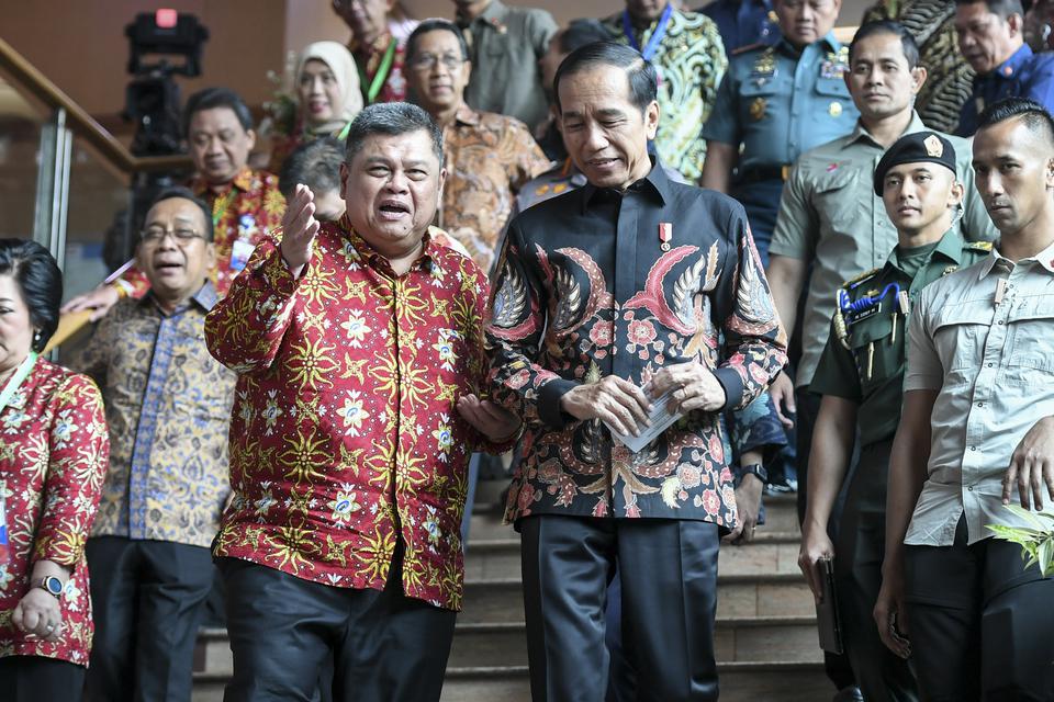 Presiden Joko Widodo (kanan) berbincang dengan Kepala BPKP Muhammad Yusuf Ateh (kiri) usai pembukaan Rapat Koordinasi Nasional Pengawasan Intern (Rakornas Wasin) 2023 di Jakarta, Rabu (14/6/2023). Badan Pengawasan Keuangan dan Pembangunan (BPKP) menggelar