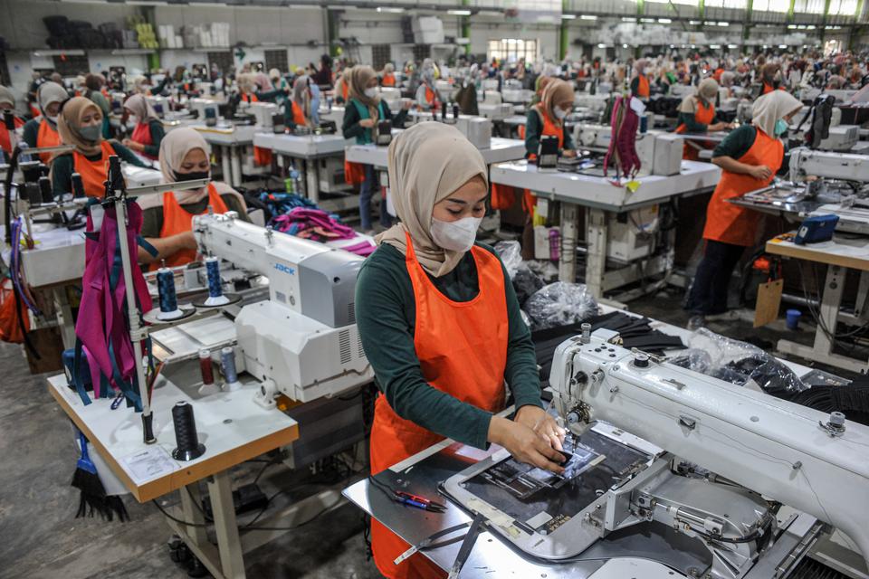 Pekerja menyelesaikan produksi tas di pabrik milik PT Eksonindo Multi Product Industry (EMPI) di Katapang, Kabupaten Bandung, Jawa Barat, Rabu (14/62023). PT Eksonindo Multi Product Industry (EMPI) yang mampu memproduksi tas 6.000 per hari dari merk Eiger