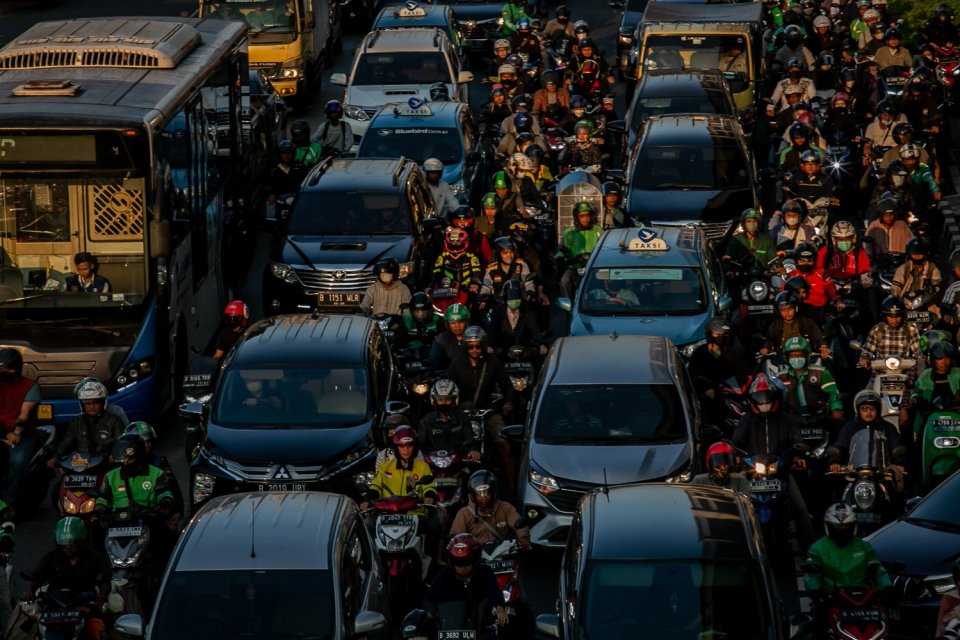 Kendaraan memadati Jalan Gatot Subroto, Jakarta, Jumat (9/6). Berdasarkan data pada situs IQAir pada Rabu (07/06) pukul 08.00 pagi WIB kemarin, kualitas udara di Jakarta mencapai 155 AQI (Indeks Kualitas Udara). Hal tersebut menempatkan Indonesia dalam po