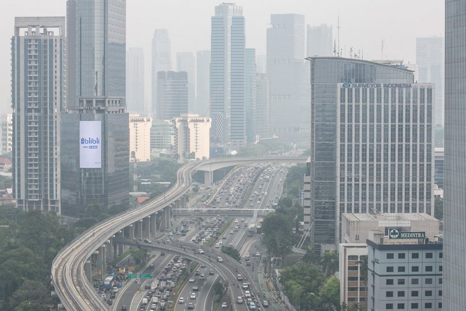 Lanskap gedung bertingkat yang diselimuti asap polusi di Jakarta, Rabu (14/6). 