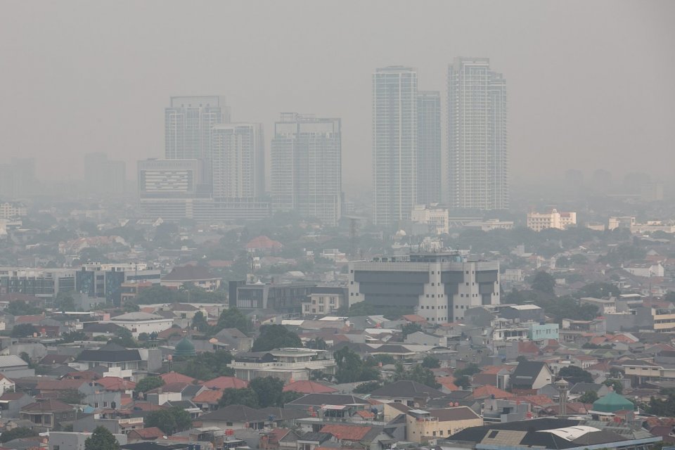 Lanskap gedung bertingkat yang diselimuti asap polusi di Jakarta, Rabu (14/6). 
