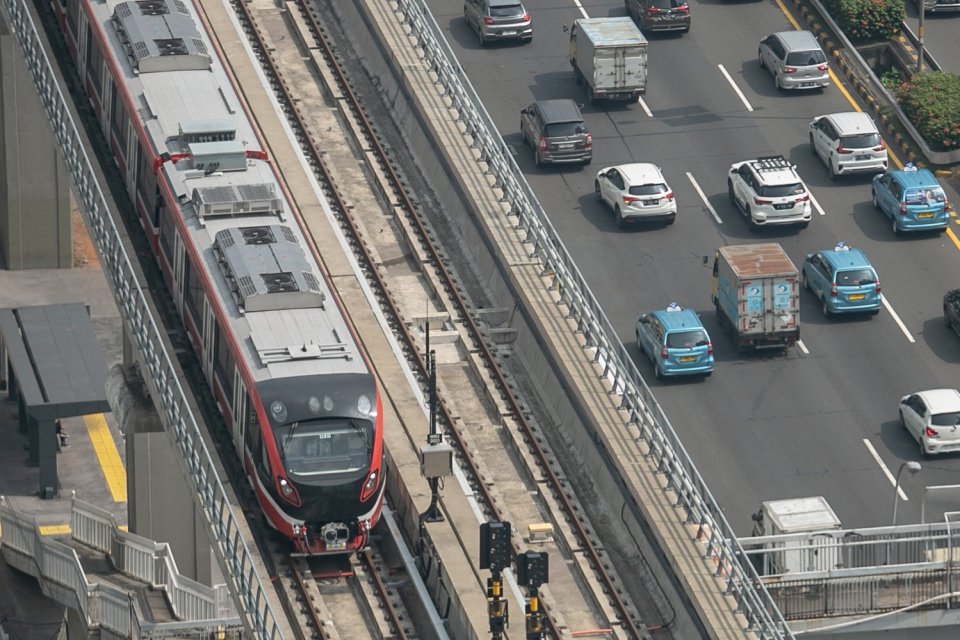 Rangkaian kereta Lintas Raya Terpadu (LRT) Jakarta-Bogor-Depok-Bekadi (Jabodebek) melintas di kawasan Pancoran, Jakarta, Rabu (14/6). Proyek pembangunan LRT Jabodebek telah mencapai 95,09 persen dan akan melakukan uji coba dengan penumpang secara terbatas
