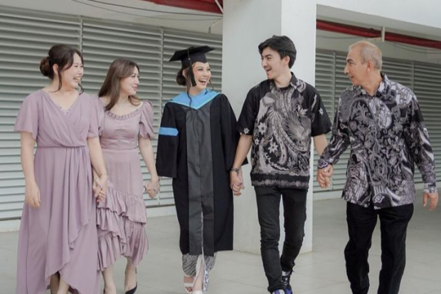 Keluarga saat di Wisuda Haviza Devi Anjani 