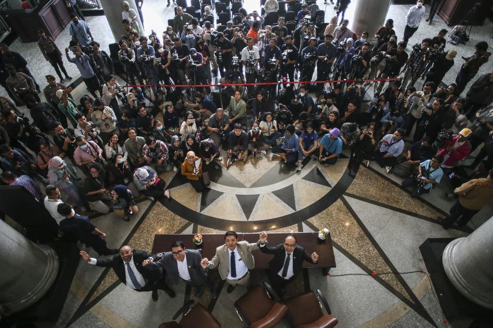 Anggota DPR Aboe Bakar Al Habsyi (kiri), Arteria Dahlan (kedua kiri), Habiburokhman (kedua kanan), Supriansa (kanan) berfoto bersama usai mengikuti sidang putusan permohonan uji materi pasal dalam UU Nomor 7 tahun 2017 tentang Pemilu di Gedung Mahkamah Ko