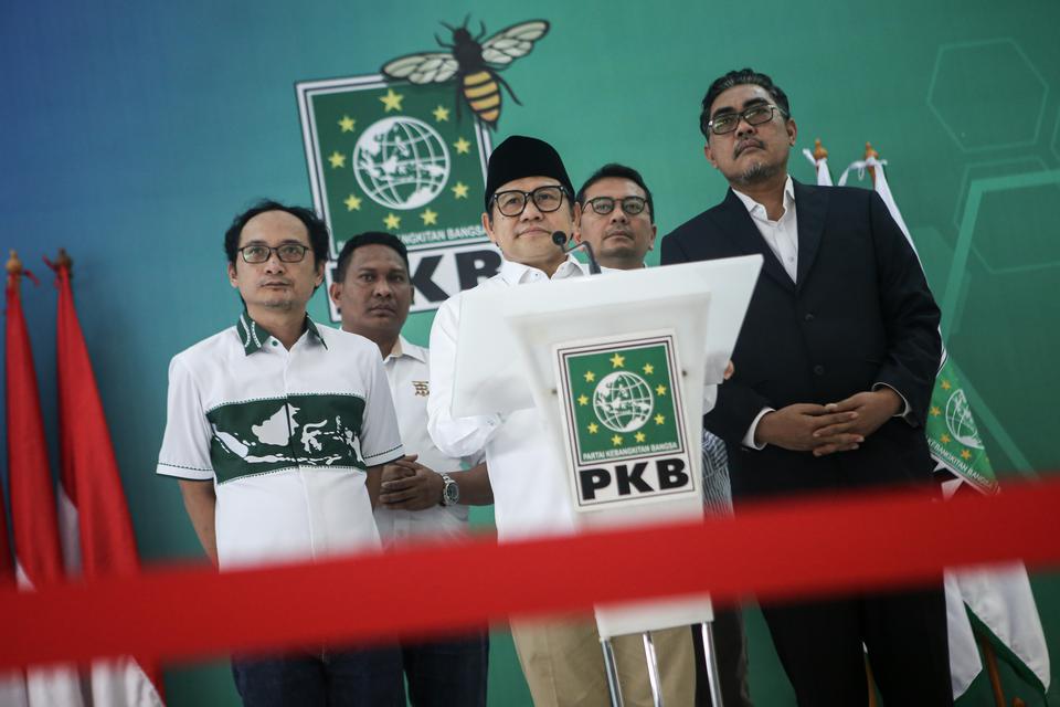 Ketua Umum PKB Muhaimin Iskandar (tengah) menyampaikan keterangan pers di Kantor DPP PKB, Jakarta, Kamis (15/6/2023). Muhaimin Iskandar mengapresiasi putusan Mahkamah Konstitusi yang menolak permohonan uji materi pasal dalam UU Nomor 7 tahun 2017 tentang 