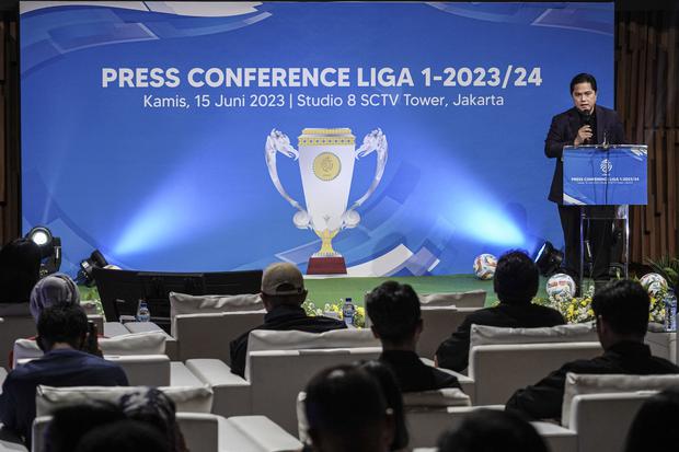 Ketum PSSI Erick Thohir menyampaikan kata sambutan pada konferensi pers Liga 1 musim 2023/2024 di Jakarta, Kamis (15/6/2023). Liga 1 musim depan mempunyai format dua series, yakni reguler series dan championship series yang berlangsung dari 1 Juli 2023 sa