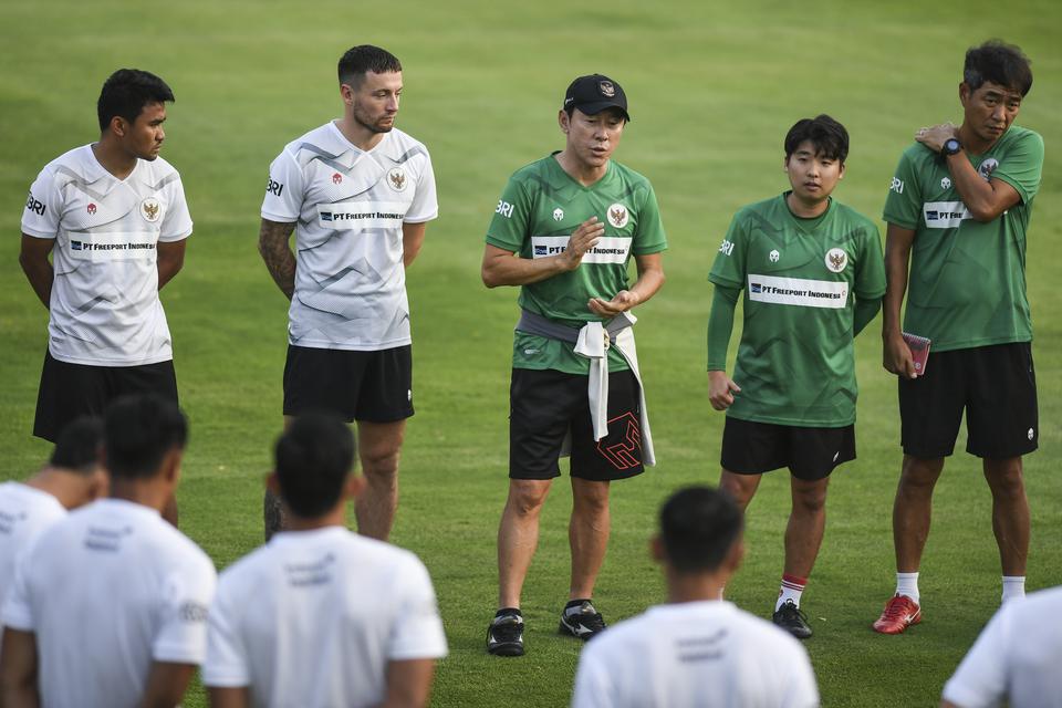 Pelatih timnas Indonesia Shin Tae-yong memberi arahan saat memimpin sesi latihan di Lapangan A Gelora Bung Karno, Jakarta, Kamis (15/6/2023).