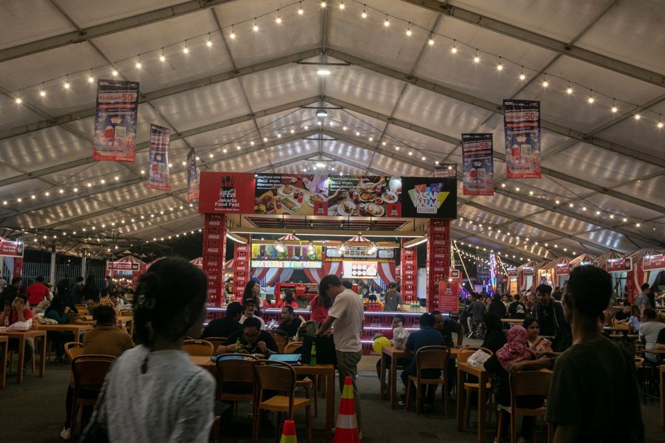Pengunjung mengunjungi salah satu stan saat Jakarta Fair 2023 di JIExpo Kemayoran, Jakarta, Rabu (14/6). Jakarta Fair 2023 atau Pekan Raya Jakarta yang bertemakan \'Bersatulah Indonesia Mendukung Perdagangan Dalam Negeri dan Ekspor ke Pasar Dunia\' te