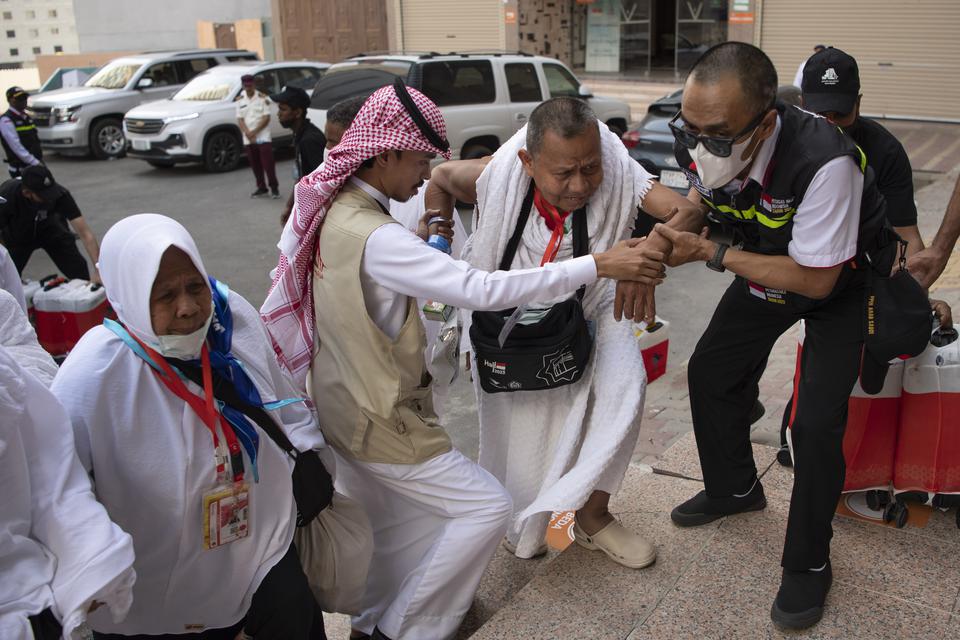Petugas membantu jamaah calon haji dari kloter kuota tambahan embarkasi Balikpapan 21 (BPN 21) setibanya di salah satu hotel Sektor 3 di Mekah, Arab Saudi, Jumat (16/6/2023). Sebanyak 277 jamaah calon haji kloter tambahan tiba perdana di Mekah setelah men