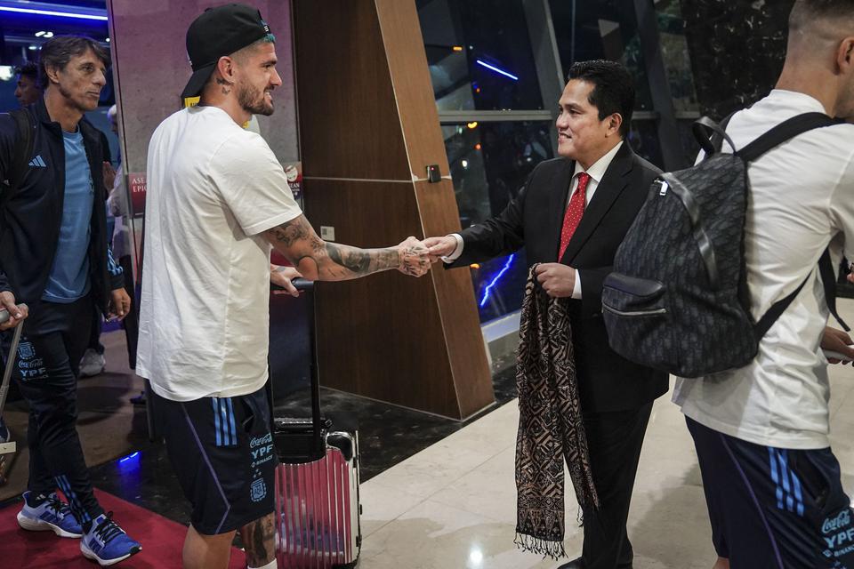 Ketum PSSI Erick Thohir (kanan) menyambut kedatangan pemain Timnas Argentina Rodrigo De Paul setibanya di Bandara Soekarno Hatta, Tangerang, Banten, Jumat (16/6/2023). Timnas sepak bola Indonesia akan bertanding melawan Argentina dalam laga FIFA Matchday 