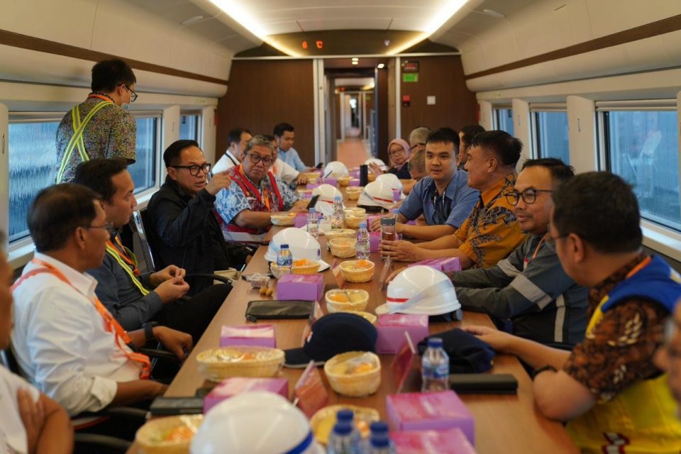Wakil Menteri II BUMN, Kartika Wirjoatmodjo (ketiga dari kiri) menjajal uji coba Kereta Cepat Jakarta-Bandung, Jumat (17/6).