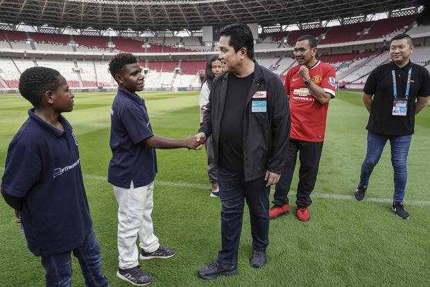 Ketum PSSI Erick Thohir (tengah) berjabat tangan dengan salah satu anak pendamping pemain saat meninjau geladi bersih laga Indonesia vs Argentina di Stadion Utama Gelora Bung Karno (GBK), Jakarta, Minggu (18/6/2023). Ketum PSSI meninjau sejumlah area dan 