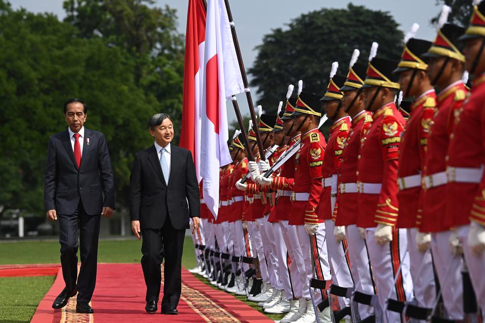 Presiden Joko Widodo (kiri) dan Kaisar Jepang Naruhito memeriksa pasukan kehormatan saat kunjungan kenegaraan di Istana Kepresidenan Bogor, Jawa Barat, Senin (19/6/2023). 