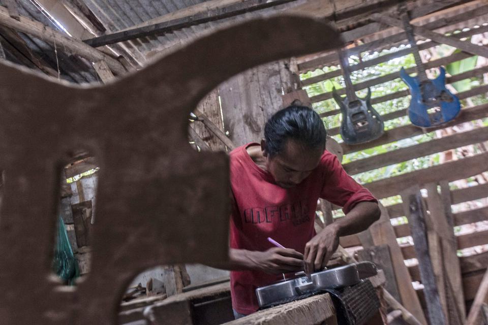 Pekerja menyelesaikan pembuatan gitar di Leuwidamar, Lebak, Banten, Senin (!9/6/2023). Menko Perekonomian Airlangga Hartarto mengatakan realisasi penyaluran Kredit Usaha Rakyat (KUR) hingga 12 Juni 2023 mencapai 21 persen atau Rp87,48 triliun dari total p