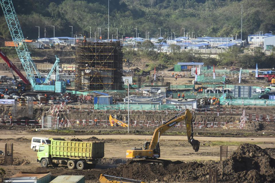 Jokowi meresmikan operasional proyek ekspansi atau penambahan kapasitas smelter tembaga milik PT Smelting di Gresik, Jawa Timur pada Kamis (14/12).