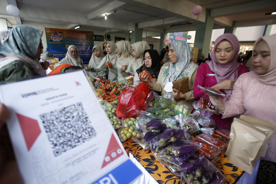 Sejumlah pembeli memilih barang saat bazar UMKM di Cibinong, Kabupaten Bogor, Jawa Barat, Selasa (20/6/2023). 