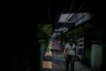 Siasat Warga Jakarta, Hidup di Kolong Tol