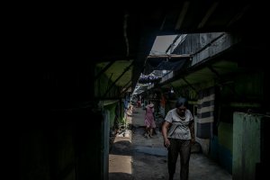 Siasat Warga Jakarta, Hidup di Kolong Tol