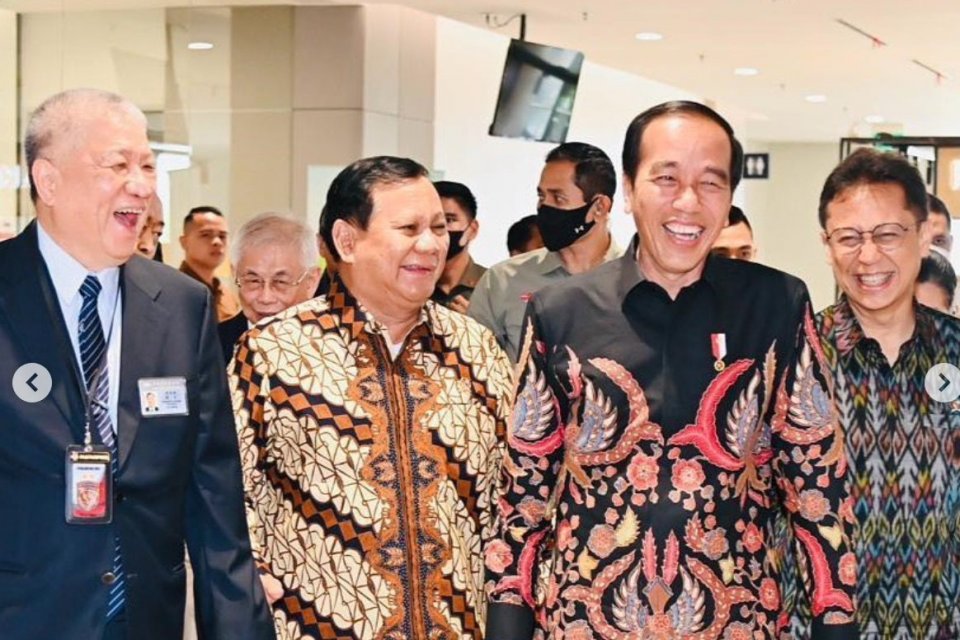 Direktur Utama PT Pantai Indah Kapuk Dua Tbk Sugianto Kusuma alis Aguan (kiri) bersama Menteri Pertahanan Prabowo Subianto, Presiden Joko Widodo, dan Menteri Kesehatan Budi Gunadi Sadikin.