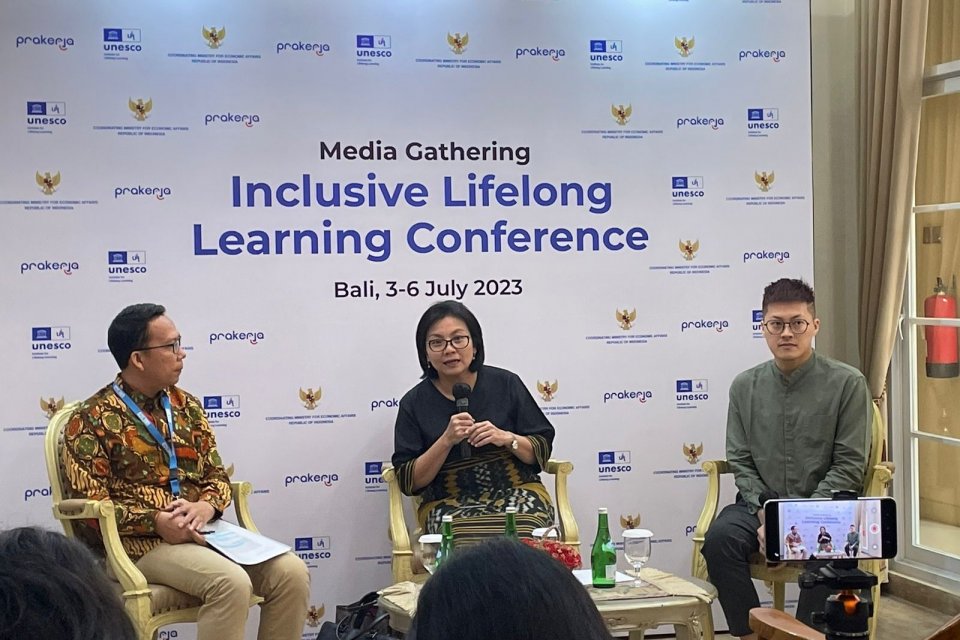 Direktur Eksekutif Manajemen Pelaksana Program Kartu Prakerja Denni Purbasari (tengah) memberikan materi tentang ILLC pada Media Gathering di Jakarta, Selasa (20/6/2023).