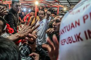 Presiden Jokowi bagikan BLT dan paket sembako