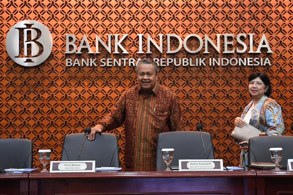 Gubernur BI Perry Warjiyo (kiri) didampingi Deputi Gubernur Senior Destry Damayanti (kanan) bersiap memberikan keterangan sebelum konferensi pers penetapan suku bunga acuan di Jakarta, Kamis (22/6/2023). 