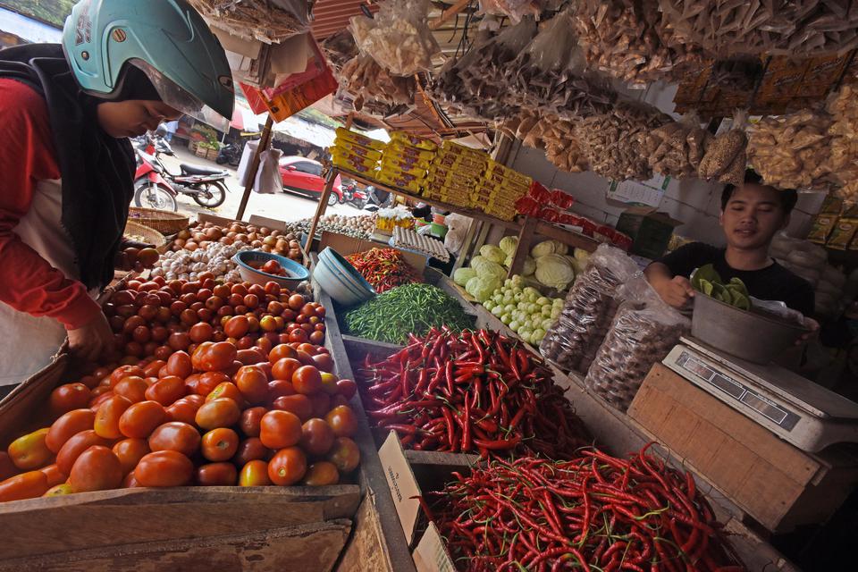 Pedagang sayur melayani pembeli di Pasar Induk Rau Kota Serang, Banten, Jumat (23/6/2023). 