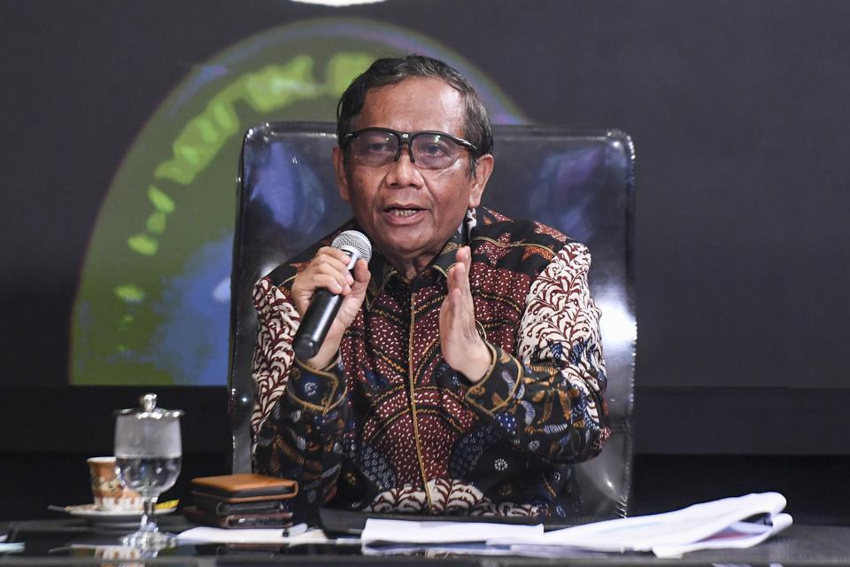 Menko Polhukam Mahfud MD memberikan keterangan pers jelang kick off penyelesaian pelanggaran HAM berat masa lalu di Kemenko Polhukam, Jakarta, Jumat (23/6/2023). 