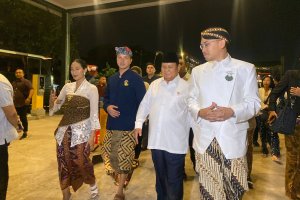Menteri Pertahanan Prabowo Subianto bersama KGPAA Mangkoenegoro X dan dua produser pagelaran Sudamala: Epilog Calonarang, Happy Salma dan Nicholas Sap