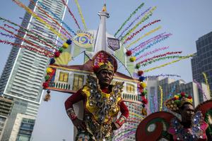 Pawai merayakan HUT DKI Jakarta