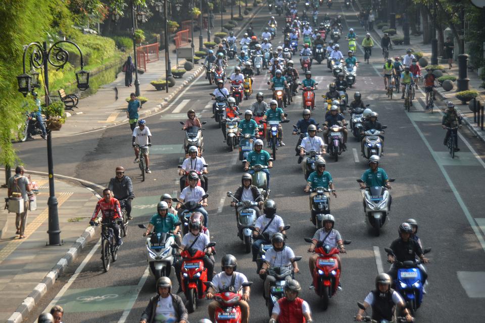 Komunitas motor listrik melintasi Jalan Merdeka saat mengikuti konvoi kampanye penggunaan kendaraan listrik di Bandung, Jawa Barat, Minggu (25/6/2023).