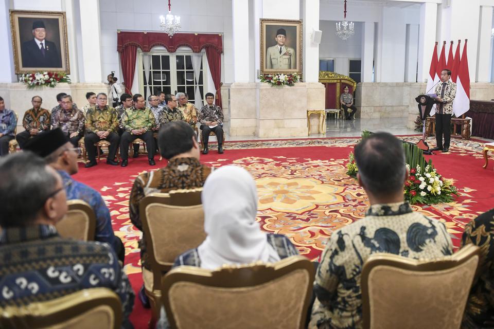 Presiden Joko Widodo (kanan) memberikan arahan saat penyampaian Laporan Hasil Pemeriksaan atas Laporan Keuangan Pemerintah Pusat (LHP LKPP) tahun 2022 di Istana Negara, Jakarta, Senin (26/6/2023). Badan Pemeriksa Keuangan (BPK) memberikan opini wajar tanp