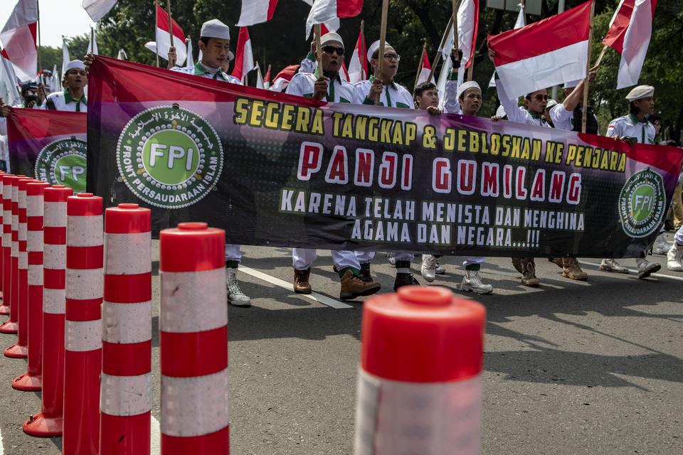 Massa aksi yang tergabung dalam Front Persaudaraan Islam (FPI) melakukan aksi unjuk rasa di halaman kantor Kementerian Agama, Jakarta, Senin (26/6/2023). Dalam aksinya mereka mendesak Kementerian Agama untuk segera mencabut izin Pondok Pesantren Al-Zaytun