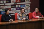 Kapolri Jenderal Pol. Listyo Sigit Prabowo (tengah) bersama Ketua Umum PSSI Erick Thohir (kiri) dan Menpora sekaligus Wakil Ketua Umum PSSI Zainudin A