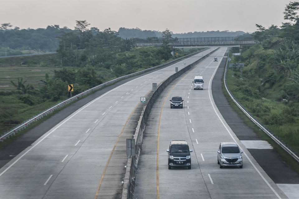 Sejumlah kendaraan melintas di jalan tol Serang-Rangkasbitung di Lebak, Banten, Selasa (27/6/2023). 