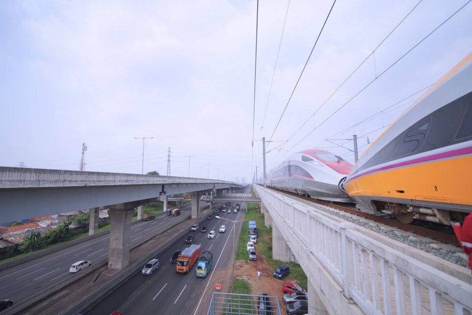 Sebagai rangkaian dari Testing & Commissioning Kereta Cepat Jakarta-Bandung (KCJB), pada Minggu (25/6/2023) dilakukan pengujian menggunakan dua rangkaian KA yang digandengkan. Rangkaian Comprehensive Inspection Train (CIT) atau Kereta Inspeksi dan Electri