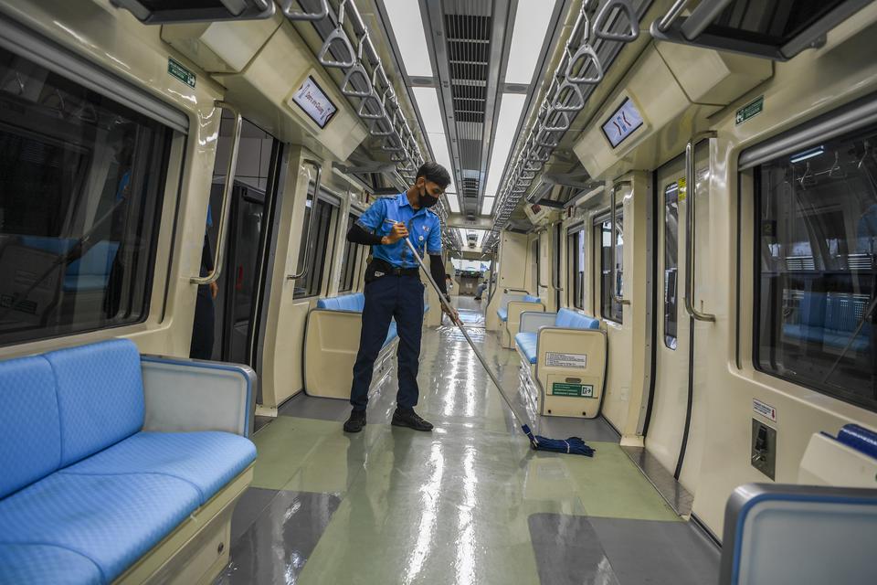 Petugas membersihkan gerbong kereta ringan atau Light Rail Transit (LRT) di Stasiun LRT Dukuh Atas, Jakarta, Rabu (28/6/2023). LRT Jabodebek akan melakukan uji coba dengan penumpang terbatas mulai 12 Juli 2023 hingga 15 Agustus 2023.