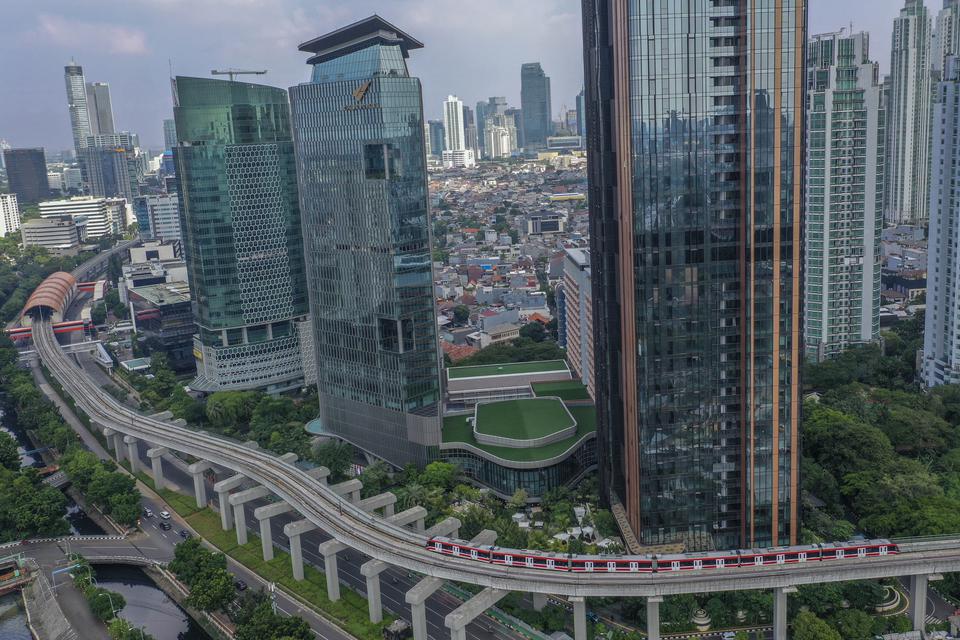 Kereta ringan atau Light Rail Transit (LRT) melintas di jalur LRT Dukuh Atas di Jakarta, Rabu (28/6/2023). LRT Jabodebek akan melakukan uji coba dengan penumpang terbatas mulai 12 Juli 2023 hingga 15 Agustus 2023.