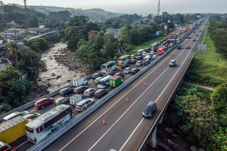Foto udara kepadatan kendaraan di pintu keluar gerbang Tol Ciawi menuju kawasan wisata Puncak, Kabupaten Bogor, Jawa Barat, Sabtu (1/7/2023). 