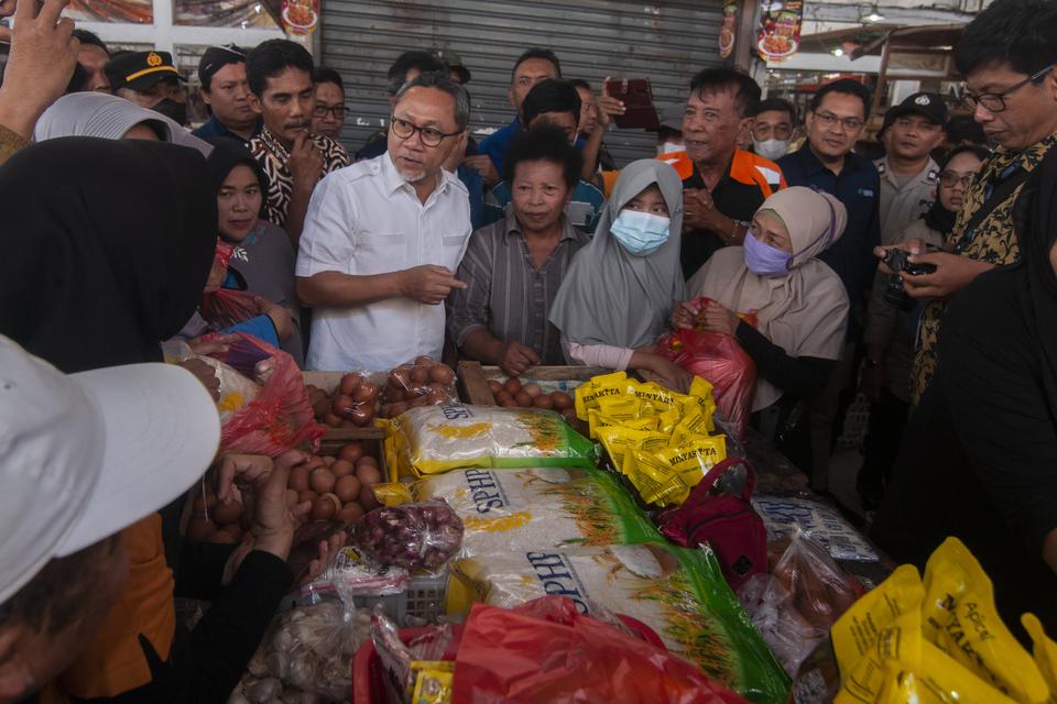 Menteri Perdagangan Zulkifli Hasan (tengah) berbincang dengan pembeli saat pantauan harga di Pasar Raya I Salatiga, Jawa Tengah, Sabtu (1/7/2023). Selain memantau harga bahan pangan pokok yang stabil setelah Idul Adha, Mendag juga belanja beberapa jenis b