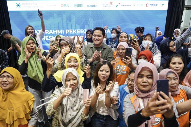 Menteri BUMN Erick Thohir bernyanyi bersama pada acara silaturahmi dengan Pekerja Migran Indonesia (PMI) di Hong Kong, Sabtu (1/7/2023). Menteri BUMN berkomitmen mendukung Badan Pelindungan Pekerja Migran Indonesia (BP2MI) dalam memberikan perlindungan te