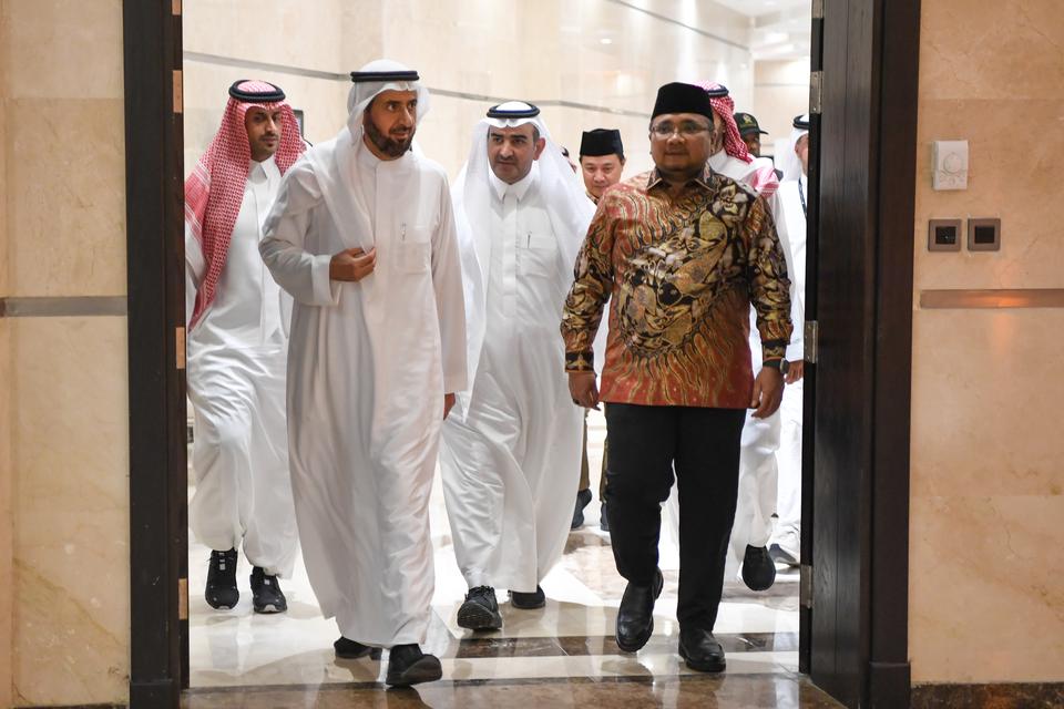 Menteri Agama Yaqut Cholil Qoumas (kanan) berbincang dengan Menteri Haji dan Umrah Saudi Taufiq F Al Rabiah (kiri) usai melakukan pertemuan bilateral di Mekah, Arab Saudi, Jumat (30/6/2023). Pada pertemuan tersebut menag menyampaikan sejumlah catatan perb