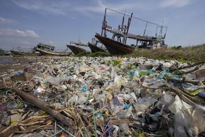Sampah plastik di pantai Dadap Indramayu