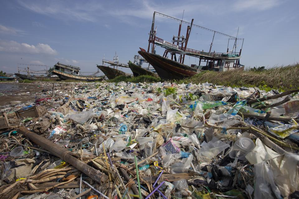 Deretan perahu nelayan bersandar di dekat sampah plastik yang berserakan di pantai Dadap, Juntinyuat, Indramayu, Jawa Barat, Senin (3/7/2023). Sampah plastik tersebut mencemari laut dan pantai serta berpotensi merusak kelestarian lingkungan sekitarnya.